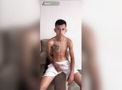 Novinho faz live punhetando por dinheiro