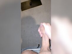 younggaussieboy98 hung uncut cumshot