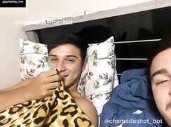 Amigos héteros na Cam batem punheta juntos vendo porno Straight Friends latino jerk