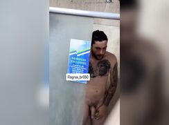 Caminhoneiro hétero pelado tomando banho Hot Brasil latino Straight Man naked