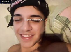 Novinho hetero mostra pica na cam