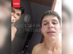 2 amigos héteros gravando a pica