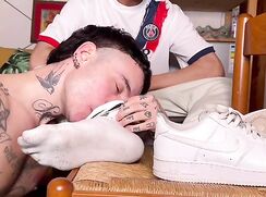 Italian stud gets feet licked by the fag