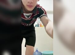 Menino brincado com seu pênis