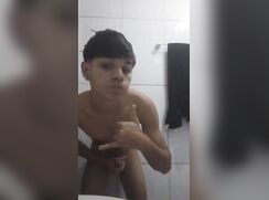 Novinho latino com tesão masturbando