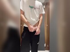 Public Cumshot in Gym