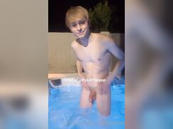 Jerking off and fingering in the hot tub