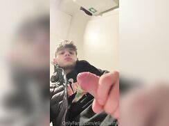 Eliastwink wanks in a public toilet