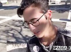 un-jeune-italien-baise-contre-de-l-argents