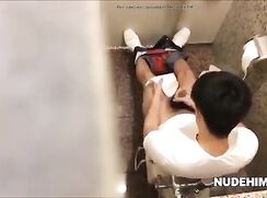 Japanese Hot Guy Wanks on Toilet