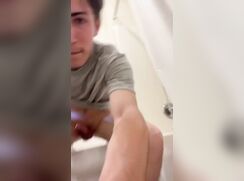 dude cumming bate on toillet