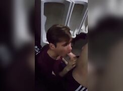 un jeune de 18ans suce dans les toilette publique a la vue de tous