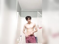 Not vintage amateur webcam: Whose a pretty boy?