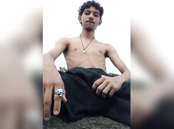 Garoto masturbando seu penis