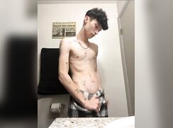 Garoto Bryan masturbando seu penis
