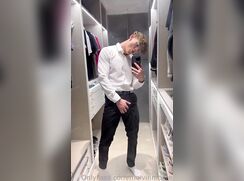 Jock cutie Melvin plays in a wall in closet